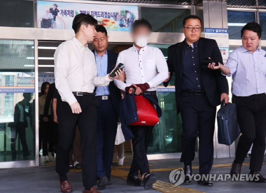 경찰이 지난달 동탄 전세사기 임대인·중개사 부부 등 검찰 송치 중인 모습 <연합뉴스 제공>